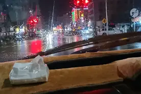 夜晚的柬埔寨西港街头其实很美，只是背后的你看不到。视频封面