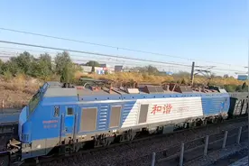 实拍京广铁路货运火车，这么长的火车竟然不拉货，全部是空车厢视频封面