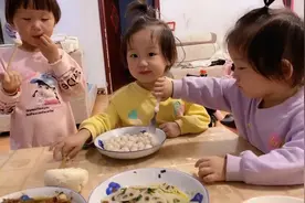三姐妹一起吃鱼丸真逗，半天夹不起来，好不容易吃到一个乐坏了视频封面