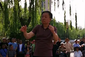 曾经的少年儿童再次唱响《我们是共产主义接班人》唤醒当年的记忆视频封面