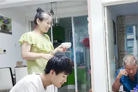 时隔10年俩亲家未见面，得知生病特意来看望，不料遭公公拒绝视频封面