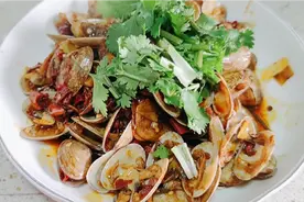 教你用火锅底料做花甲新吃法，麻辣鲜香，鲜嫩多汁，一盘都不够吃视频封面