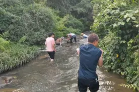 下午2点：农村河里发生的真人趣事，一群人在蹲在河里，看看吧视频封面