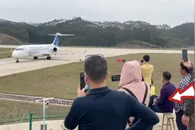 广西网红机场，坐在板凳上就可以近距离看飞机起降，太接地气了！视频封面