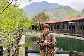 秦岭小伙返乡开民宿，64元包住宿三餐好实惠，还有专业大厨做饭哦视频封面