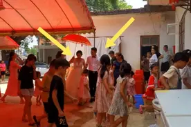 广西农村小伙参军10年，退伍娶回00后城里美女，新娘下车后愣住了视频封面
