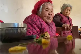 看到一些抗战的片段，百岁老人回忆起日本进村的事情。甚是心酸视频封面
