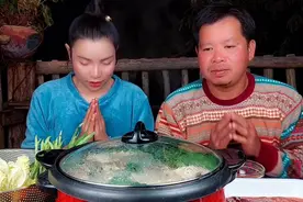 橙子姐姐今天吃火锅 牛肉 圆白菜 空心菜泰国天气变冷了吃熟的😂视频封面