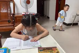 你们家也是这样吗？姐姐写作业，弟弟一个劲的捣蛋视频封面
