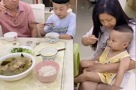 早上红姐安排老公去买菜！吃饭时发现侄儿感冒了有点担心！视频封面