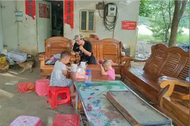 农村生活，早上婶婶一边吃早餐，一边喂粥给妹妹吃。视频封面