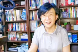 爱美是女人的天性，60岁还喜欢穿高跟鞋出门的阿姨是不是有点潮呢