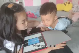 两岁宝宝陪姐姐学英语，边学边跳样子太可爱了，妈妈笑的合不拢嘴视频封面