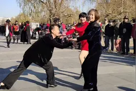 跳舞中途，两位美女被网红帅哥突然求婚，弄的羞涩不已视频封面