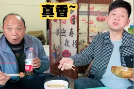 卖烤鸭的都不吃烤鸭？老谭和老丈人泡面配烤鸭！吃得太香了！视频封面