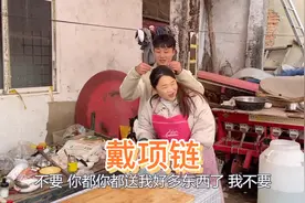 农村小伙给相亲对象送礼物，却被姑娘一口拒绝，小伙还追着戴上视频封面