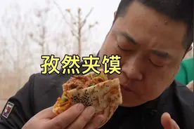 夜市摊孜然夹馍特别好吃，其实孜然菜做法简单，配上烧饼一个不够