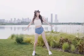 美女户外短裤跳舞视频封面