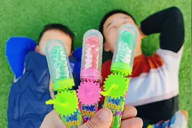 趣味糖果，美味的转转糖来喽！苹果味VS草莓味，你想吃哪个视频封面