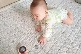 这样教6个月宝宝爬行 宝宝学的飞快 小腿扑腾扑腾的往前爬 太可爱