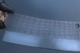 用一块废旧钢板制作蛇皮纹大马士革刀，锋利无比，简直像件艺术品视频封面