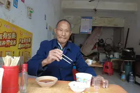 大叔早上吃稀饭喝白酒，一杯下肚怨气冲天，早酒习俗值得推崇吗？视频封面