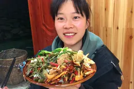 蕨菜采回来还得焯水，他就做饭我就焯水，这叫夫妻搭配干活不累视频封面