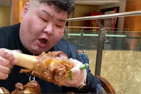 小舅子拿来没肉的牛腿骨煮了半天，没想到里边的牛骨髓比肉都香！