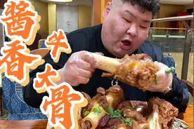 小舅子拿来没肉的牛腿骨煮了半天，没想到里边的牛骨髓比肉都香！