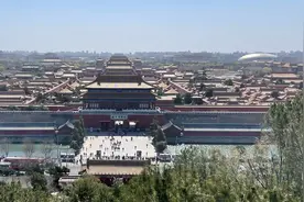 来到北京景山公园最高点万春亭，俯瞰故宫全景，太壮观了视频封面