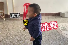 宝宝爱脱鞋怎么搞，宝妈们有没有好方法。视频封面