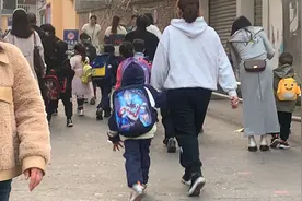 成都东部新区三岔湖小学上学时间，送孩子的人真多视频封面
