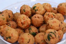 豆腐做成丸子，外酥里嫩，比肉丸子还要好吃，老人孩子都喜欢吃