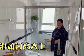 安上黑色的滑动门，新房颜色搭配的很漂亮，源子夸老公选的好