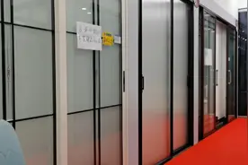 三线小城市80后夫妻俩，给浴室选玻璃隔断门，800一平米算贵吗？视频封面