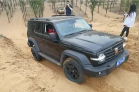 小姐姐第一次开坦克300挑战大坡快哭了，驾校校长太热心？还真行