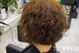 发量少自然卷毛躁头发，烫一款蓬松数码烫配上青棕色，简直太美了视频封面
