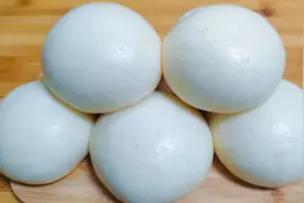 98岁太奶奶教我开水烫面蒸馒头，不用发面，个个蓬松柔软，白胖胖视频封面