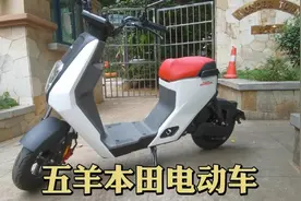 小伙看到一辆3000多电动车，48V24A锂电，续航80km，比小牛划算？视频封面
