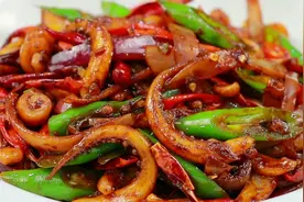 爆炒鱿鱼须怎么做才好吃，大厨教你正确做法，香辣过瘾，真解馋