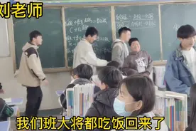 学生没吃饱，还不好意思再去餐厅，班主任：我带你们去，学校管饱