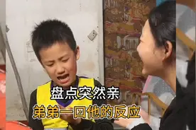 盘点突然亲弟弟一口他的反应，满脸的无奈和嫌弃视频封面