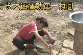 农村5个孩子的贫困家庭，十岁的女孩从叛逆到顺从，她经历了什么视频封面