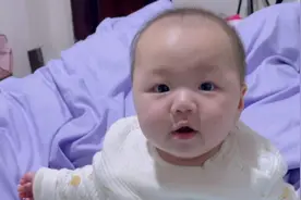 五个月宝宝晚上兴奋得睡不着，对着妈妈喊个不停，快要说话的节奏视频封面