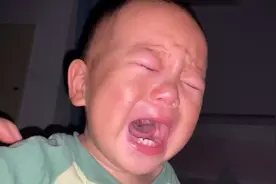 1岁宝宝半夜突然做起来大哭，怎么也叫不醒，是不是做噩梦了？视频封面