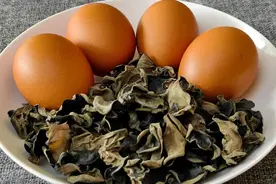 木耳加4个鸡蛋，是我过年必做拿手菜，不炒不炖，10分钟就上桌视频封面