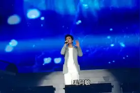 59岁的毛阿敏满头白发现身机场视频封面