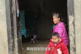 农村贫困5个孩子的家庭，10岁女孩的一番话，让妈妈无言以对！视频封面