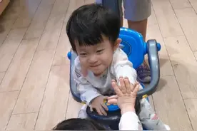 小茜茜和镜子里自己亲亲热视频封面