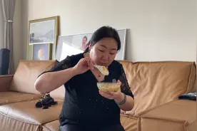 把主食米饭换成大黄米饭，软糯粘稠加点白糖味道更绝，母亲吃香了